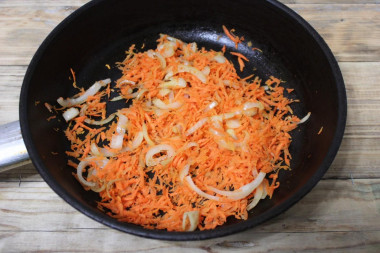 Салат с морковью и солеными огурцами
