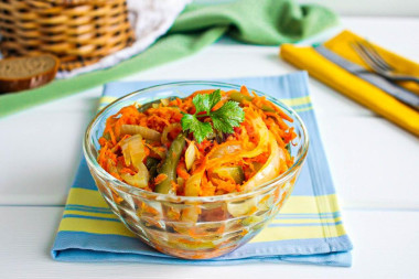 Салат с морковью и солеными огурцами