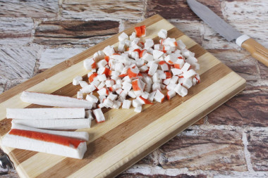 Салат с морковью крабовыми палочками и яйцом