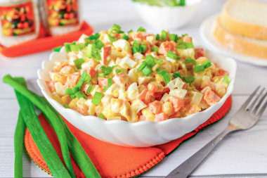 Салат с морковью крабовыми палочками и яйцом