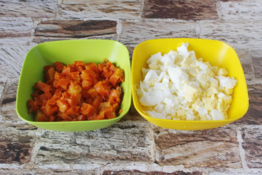 Салат с морковью крабовыми палочками и яйцом