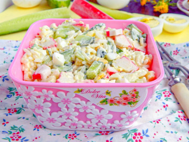 Салат с рисом, крабовыми палочками, огурцом и кукурузой