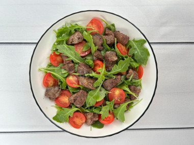 Салат с рукколой и печенью