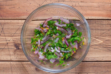 Салат с солеными огурцами и колбасой