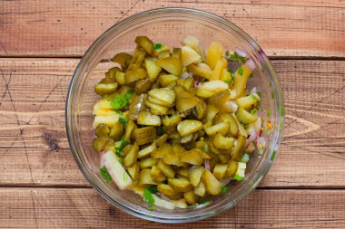 Салат с солеными огурцами и колбасой