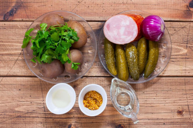 Салат с солеными огурцами и колбасой
