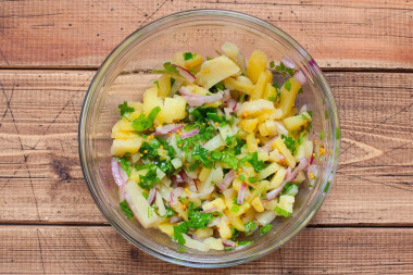 Салат с солеными огурцами и колбасой
