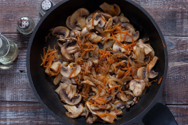 Салат с жареными грибами морковью и луком