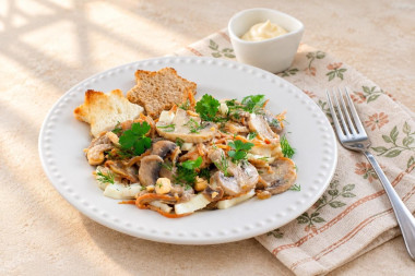 Салат с жареными грибами морковью и луком