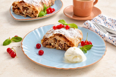 Штрудель с яблоками классический