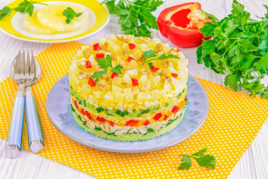 Слоеный салат с ананасом и курицей