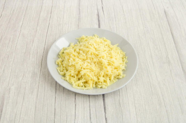 Слоеный салат с ананасом и курицей