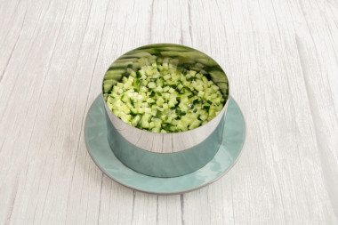 Слоеный салат с ананасом и курицей