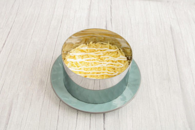 Слоеный салат с ананасом и курицей